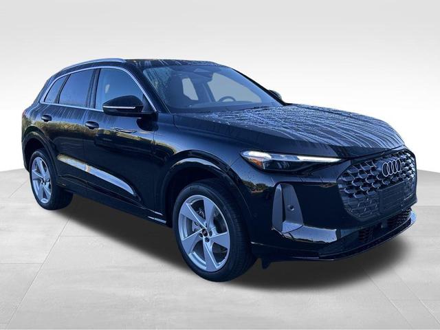 Photo of 2025 Mythos Black Metallic Audi Q5