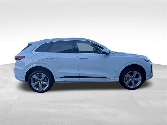 Photo of 2025 Glacier White Metallic Audi Q5