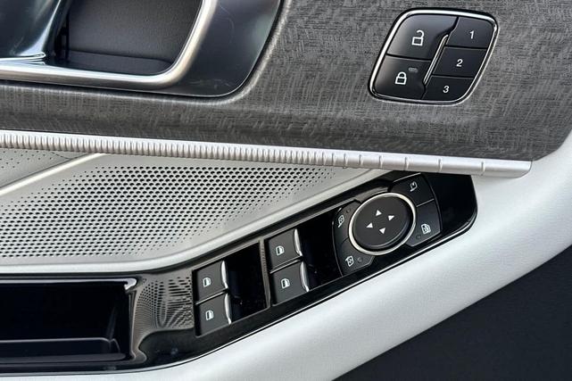 Photo of 2025 Star White Metallic Tri-Coat Ford Explorer