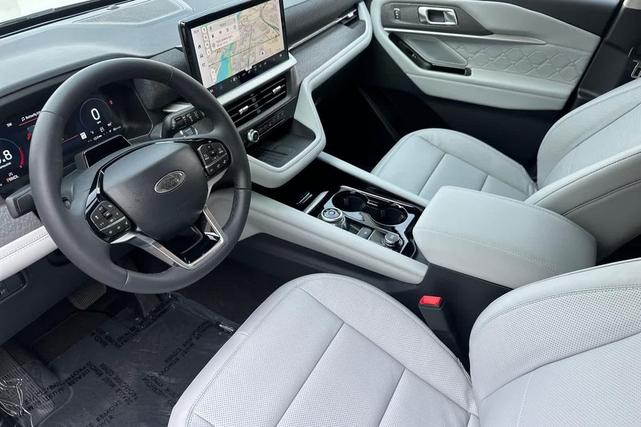 Photo of 2025 Star White Metallic Tri-Coat Ford Explorer