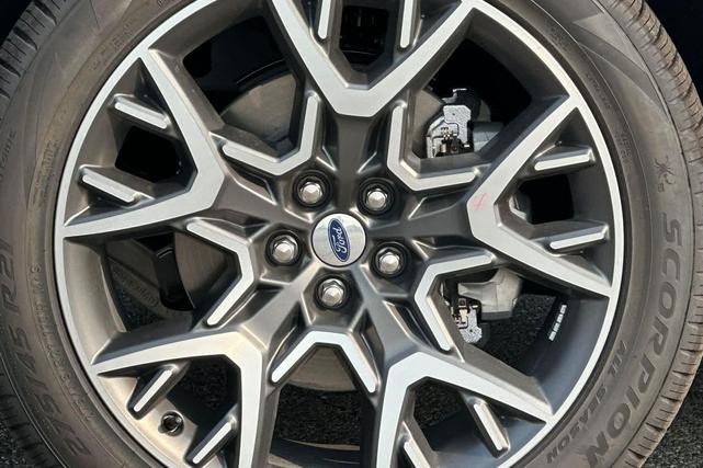 Photo of 2025 Star White Metallic Tri-Coat Ford Explorer