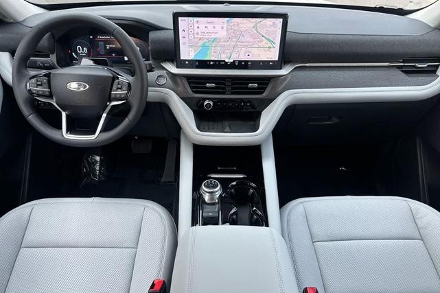 Photo of 2025 Star White Metallic Tri-Coat Ford Explorer