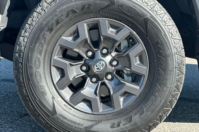 Photo of 2021 Super White Toyota Tacoma