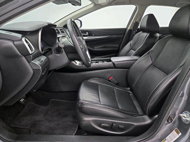 Photo of 2023 Silver Nissan Maxima