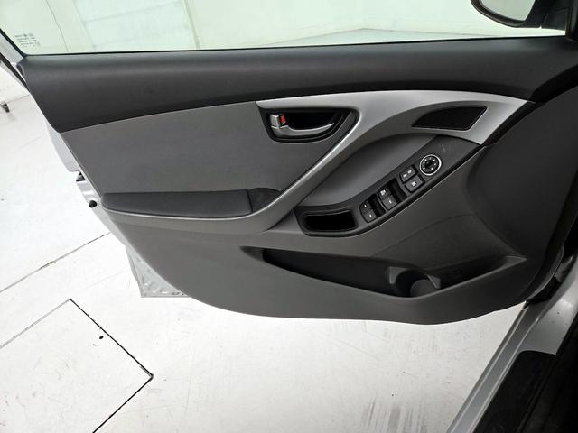 Photo of 2016 Silver Hyundai ELANTRA