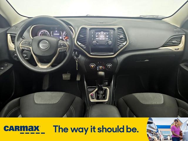 Photo of 2015 White Jeep Cherokee