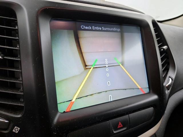 Photo of 2017 Gray Jeep Cherokee