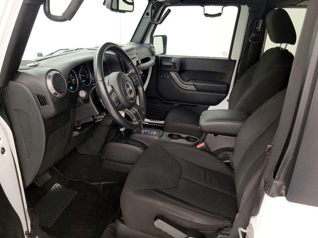 Photo of 2015 White Jeep Wrangler