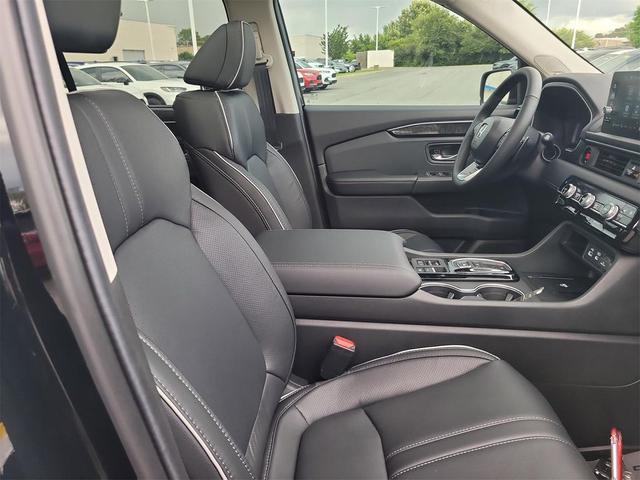 Photo of 2025 Crystal Black Pearl Honda Pilot