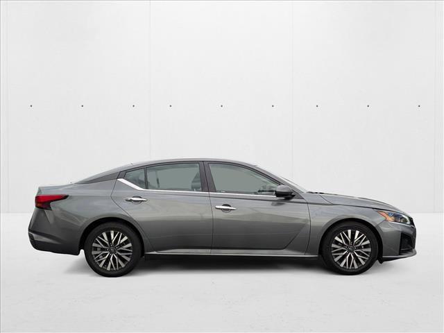 Photo of 2023 Gun Metallic Nissan Altima