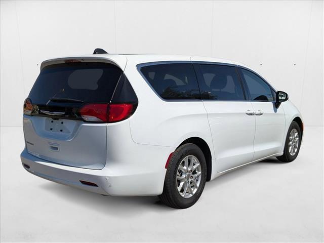 Photo of 2022 Bright White Clearcoat Chrysler Voyager