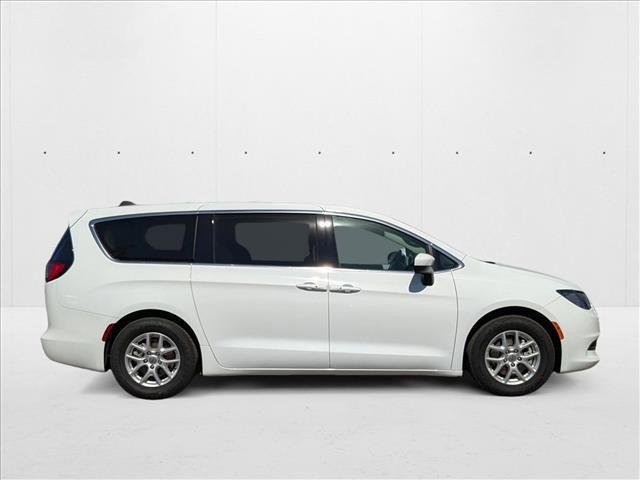 Photo of 2022 Bright White Clearcoat Chrysler Voyager