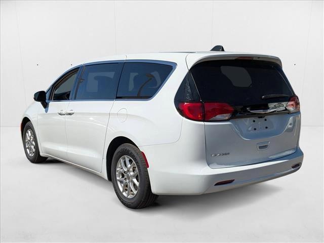 Photo of 2022 Bright White Clearcoat Chrysler Voyager