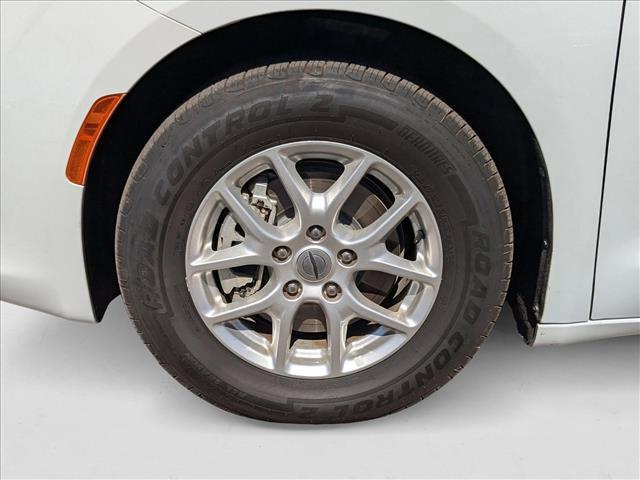 Photo of 2022 Bright White Clearcoat Chrysler Voyager