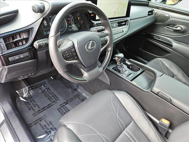 Photo of 2025 Eminent White Pearl Lexus ES 300h