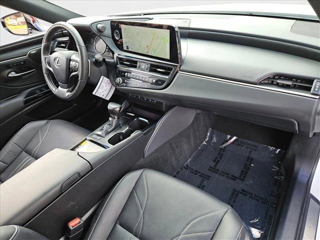 Photo of 2025 Eminent White Pearl Lexus ES 300h