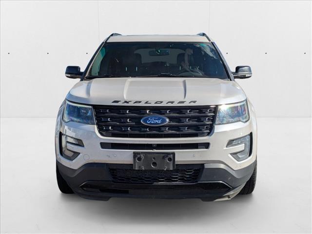 Photo of 2017 White Platinum Metallic Tri-Coat Ford Explorer