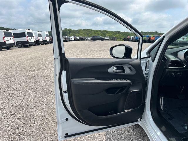 Photo of 2025 Bright White Clearcoat Chrysler Pacifica