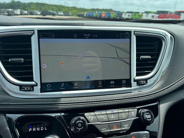 Photo of 2025 Bright White Clearcoat Chrysler Pacifica