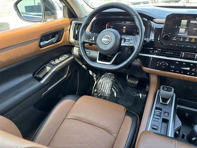 Photo of 2025 XEX 2T Gray Black Nissan Pathfinder