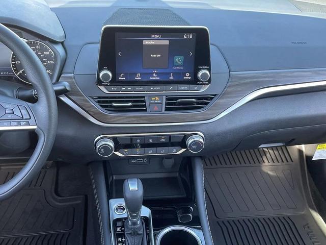 Photo of 2025 Pearl White Tricoat Nissan Altima