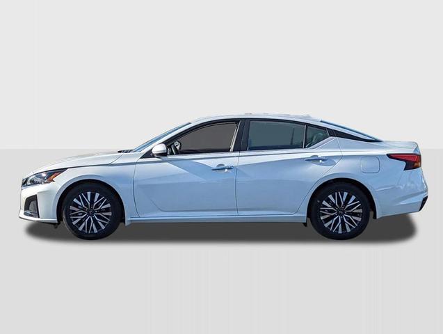 Photo of 2025 Pearl White Tricoat Nissan Altima