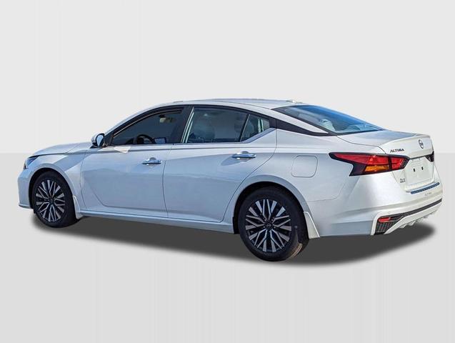 Photo of 2025 Pearl White Tricoat Nissan Altima