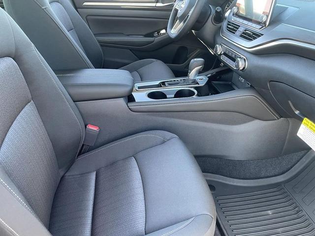 Photo of 2025 Pearl White Tricoat Nissan Altima