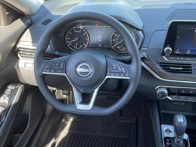 Photo of 2025 Pearl White Tricoat Nissan Altima