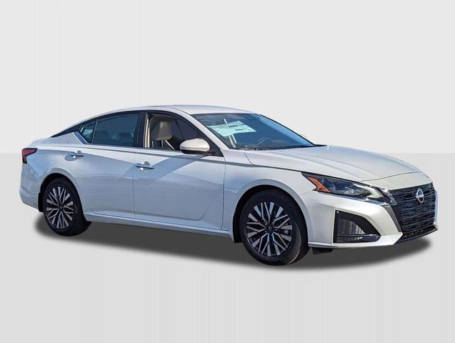 Photo of 2025 Pearl White Tricoat Nissan Altima