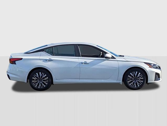 Photo of 2025 Pearl White Tricoat Nissan Altima
