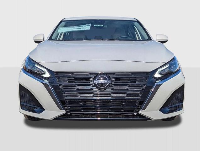 Photo of 2025 Pearl White Tricoat Nissan Altima
