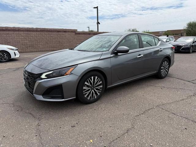 Photo of 2023 Gun Metallic Nissan Altima