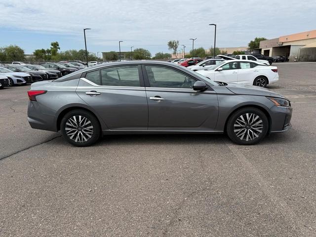 Photo of 2023 Gun Metallic Nissan Altima
