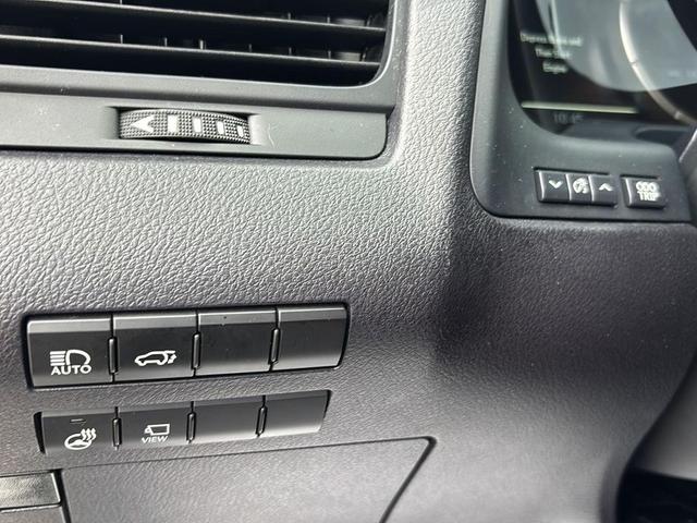 Photo of 2022 Atomic Silver Lexus RX 350