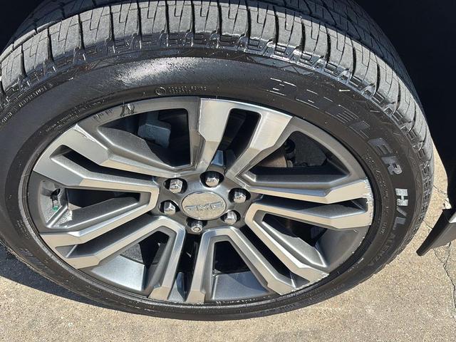 Photo of 2019 White Frost Tricoat GMC Yukon