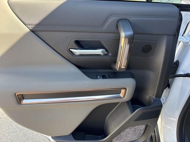 Photo of 2025 Interstellar White GMC HUMMER EV SUV