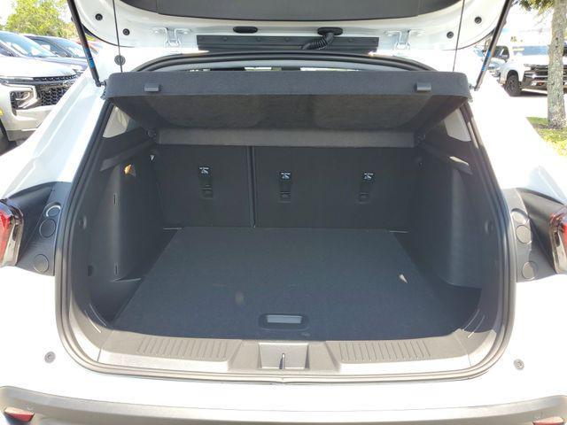 Photo of 2025 Summit White Chevrolet Trax