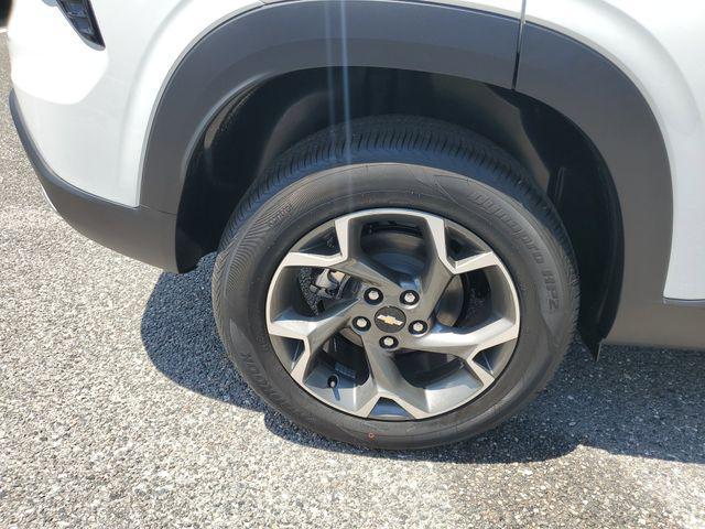 Photo of 2025 Summit White Chevrolet Trax