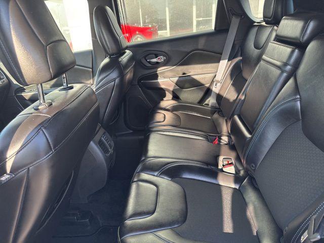 Photo of 2019 Bright White Clearcoat Jeep Cherokee