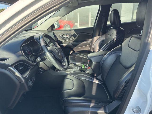 Photo of 2019 Bright White Clearcoat Jeep Cherokee