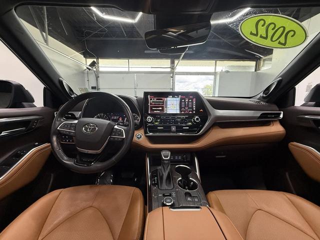 Photo of 2022 Midnight Black Metallic Toyota Highlander