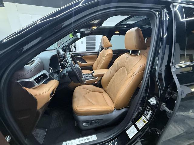 Photo of 2022 Midnight Black Metallic Toyota Highlander