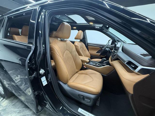 Photo of 2022 Midnight Black Metallic Toyota Highlander