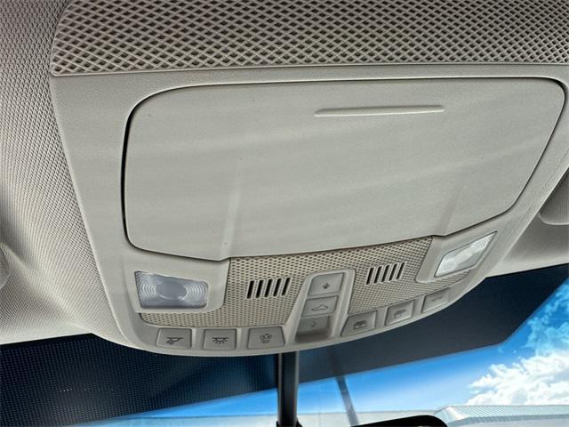 Photo of 2015 White Platinum Clearcoat Metallic Ford Edge