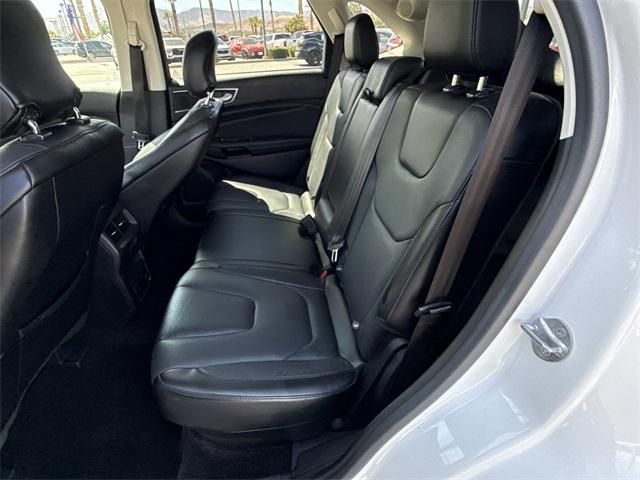 Photo of 2015 White Platinum Clearcoat Metallic Ford Edge