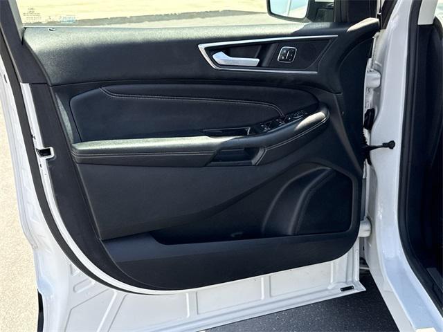 Photo of 2015 White Platinum Clearcoat Metallic Ford Edge