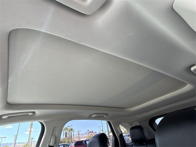 Photo of 2015 White Platinum Clearcoat Metallic Ford Edge