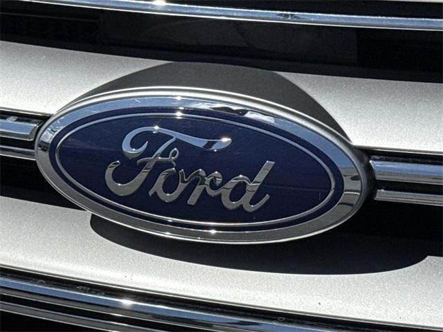 Photo of 2015 White Platinum Clearcoat Metallic Ford Edge