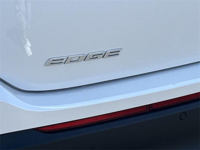 Photo of 2015 White Platinum Clearcoat Metallic Ford Edge